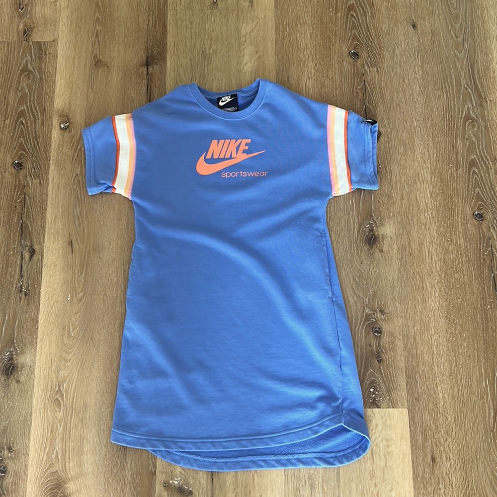 A girls  athletic dress. Never been worn before. Size medium in kids.